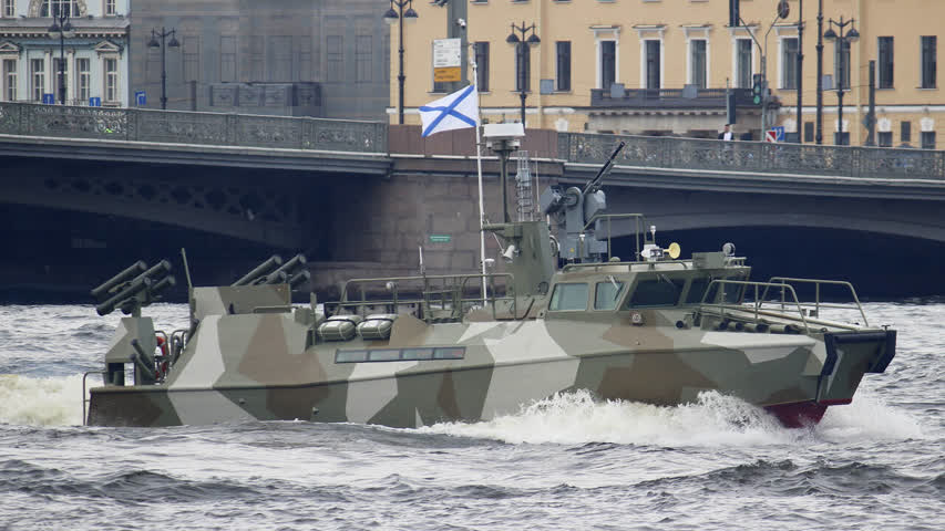 Фото - В Петербурге заметили катер с комплексом защиты танка «Армата»