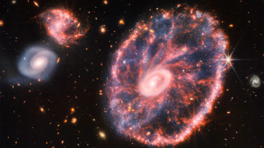 Фото - Опубликована фотография галактики Колесо Телеги от телескопа Уэбба