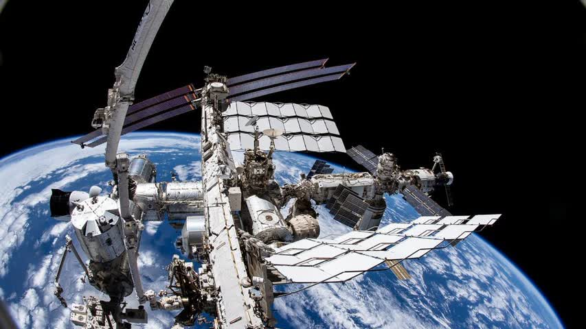 Фото - Российский корабль увел МКС от космического мусора