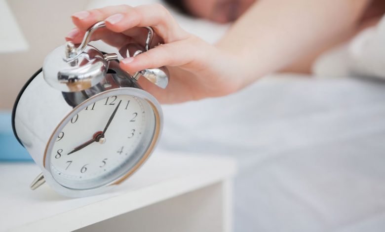 Фото - Сомнологи установили, что 57% взрослых не встают после первого звонка будильника